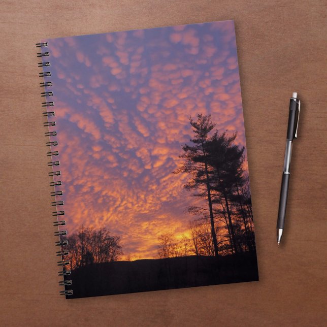 Schönes rosafarbenes Orangenwolken Sonnenaufgang F Notizblock (Beautiful Pink Orange Clouds Sunrise Photo Notebook, in situ)