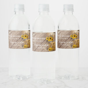 Schönes rustikales Holzfass und Sonnenblumen Wasserflaschenetikett