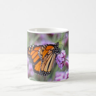 Schönes Schmetterling in violetten Blumen Kaffeetasse