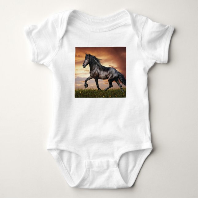 Schönes Schwarzes Pferd T-Shirt (Vorderseite)