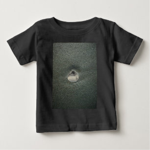 Schönes Seashell im Sand: Ein Salty Souvenir Baby T-shirt