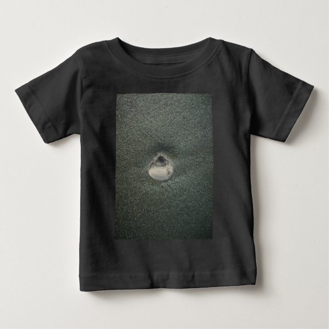 Schönes Seashell im Sand: Ein Salty Souvenir Baby T-shirt (Vorderseite)