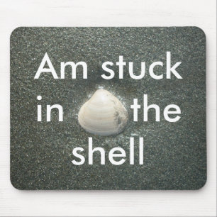 Schönes Seashell im Sand: Ein Salty Souvenir Mousepad