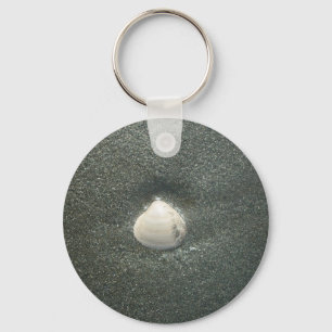 Schönes Seashell im Sand: Ein Salty Souvenir Schlüsselanhänger