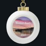 Schönes Sonnenuntergang am Newport Beach Keramik Kugel-Ornament<br><div class="desc">Dieses Ornament ist ein einzigartiger Ort,  um sich an jeden Besuch des wunderschönen Newport Beach zu erinnern. Ändern Sie das Datum in das aktuelle Jahr. Der Stil des Schriftartes,  die Größe,  die Farbe und die Lage können geändert werden. Drei Optionen für das Hinterbild.</div>