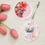Schönes Swan Floral Damask Baby Dusche Gefallen Runder Pappuntersetzer<br><div class="desc">Entdecken Sie den bezaubernden Charme unserer Kollektion "Schöne Schwanenrosa-Damaskus-Girl-Babydusche". Tauchen Sie ein in die Eleganz eines Schwans, der in seinem atemberaubendsten Moment gefangen gehalten wird. Die Flügel verteilen sich in einem anmutigen Display. Die Blume sind in Rosa gehalten und die Blütenblätter küssen das Wasser sanft vor dem Hintergrund der rosafarbenen...</div>