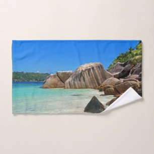 Schönes tropisches Meer mit einem Felsstrand Badhandtuch Set