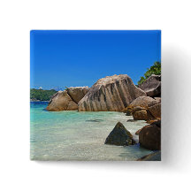 Schönes tropisches Meer mit einem Felsstrand