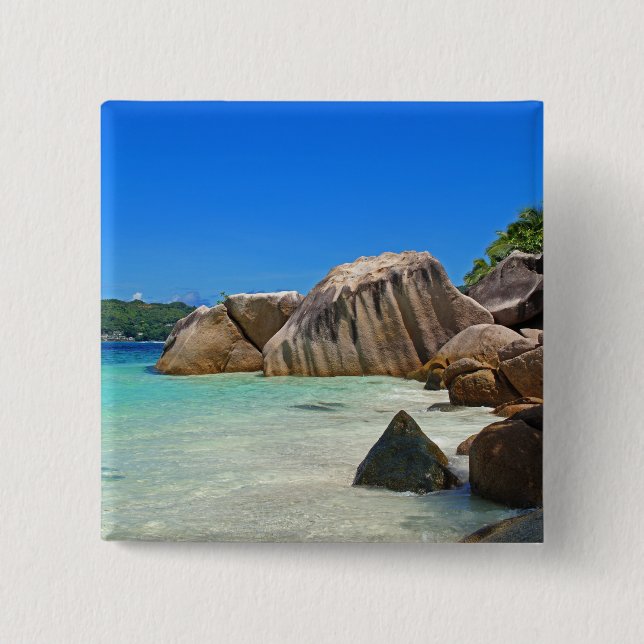 Schönes tropisches Meer mit einem Felsstrand Button (Vorderseite)