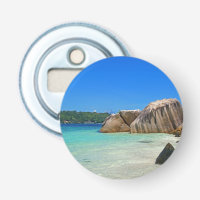 Schönes tropisches Meer mit einem Felsstrand