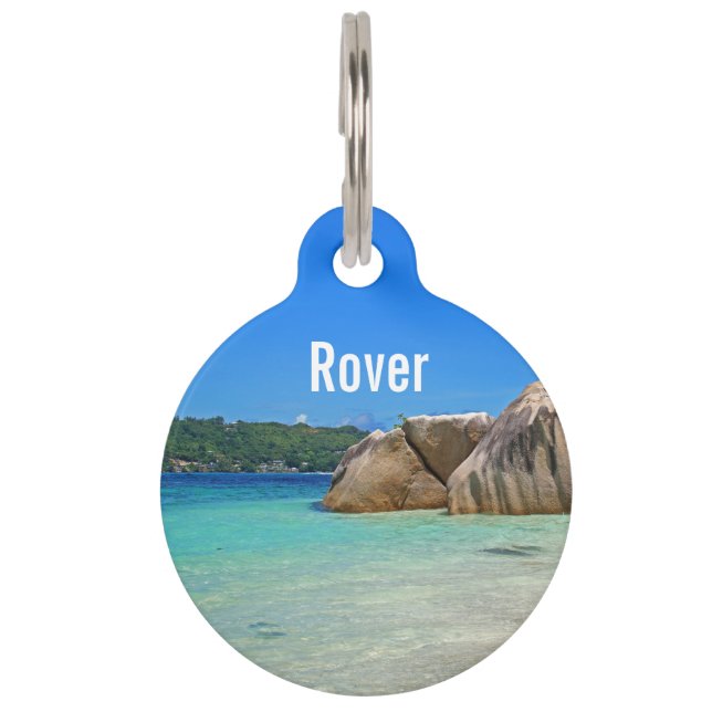 Schönes tropisches Meer mit einem Felsstrand Haustiermarke (Vorderseite)