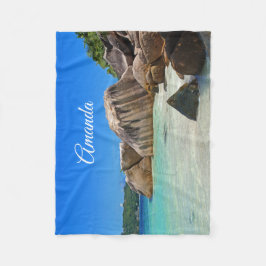 Schönes tropisches Meer mit felsenbedeckter Küste Fleecedecke