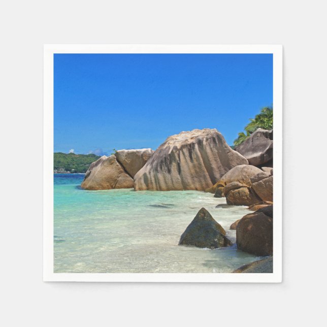 Schönes tropisches Meer mit felsenbedeckter Küste Serviette (Vorderseite)