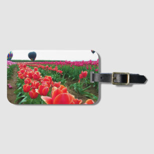 Schönes Tulip-Feld mit Heißluftballons Gepäckanhänger