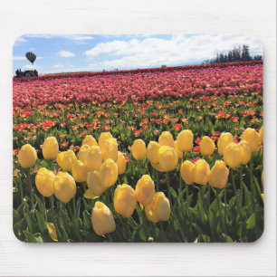 Schönes Tulip Field mit Heißluftballon, Oregon Mousepad