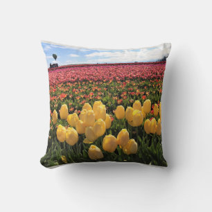 Schönes Tulpenfeld mit Heißluftballon, Oregon Kissen