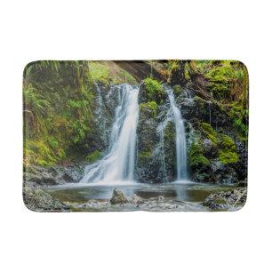 Schönes Wasserfall-Foto, Fluss, Wald Badematte