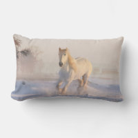 Schönes Weißes Pferd Galloping im Schnee