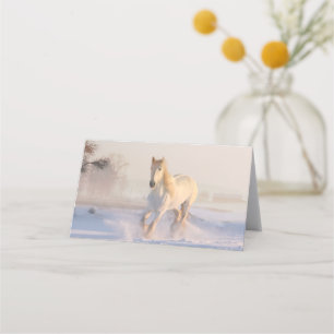 Schönes Weißes Pferd Galloping im Schnee Platzkarte