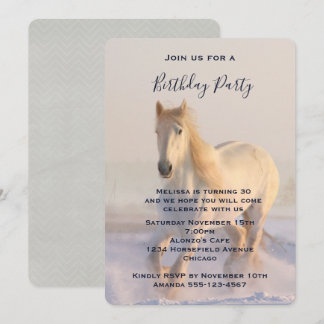 Schönes Weißes Pferd im Schnee zum Geburtstag Einladung