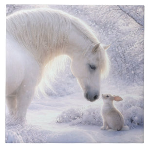 Schönes weißes Pferd und Kaninchen im Schnee Fliese
