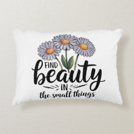 Schönheit in kleinen Dingen finden Dekokissen