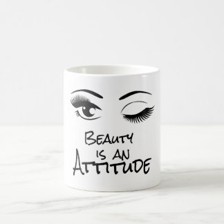 Schönheit ist ein trinkender Becher der Haltung Kaffeetasse
