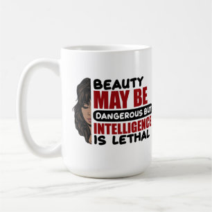 Schönheit mag gefährlich sein, aber Intelligenz is Kaffeetasse