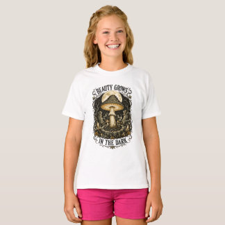 Schönheit wächst in der dunklen Vintage-Pilz T-Shirt