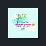 Schönheitsangebot mit Schmetterlingen und Blüten Leinwanddruck<br><div class="desc">Ein biblisches Zitat aus der neuen Testamentsbibel: "Gesegnet sind das Reinste im Herzen, denn sie werden Gott sehen". Matthew 5:8, die Schönheiten. Set auf einem abstrakten Hintergrund mit Kreisen und Wirblen Formen. Die Farbe ist angenehm, pastellgrün, türkis und gelb. Ein paar orangefarbene und gelbe Schmetterlinge umkreisen zarte Blüten mit grünen...</div>