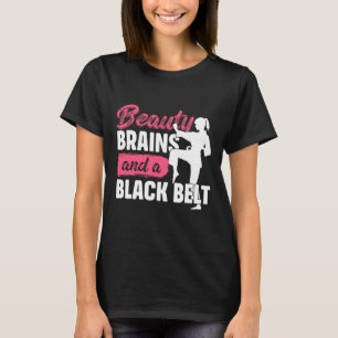 Schönheitsgedanken und ein Black Belt Martial Arts T-Shirt