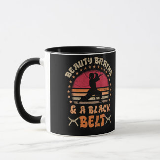 Schönheitsgehirne und ein Schwarzes Gürtelmädchen Tasse