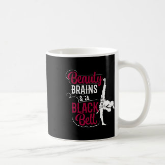 Schönheitshirne und ein schwarzer Gürtel Kaffeetasse