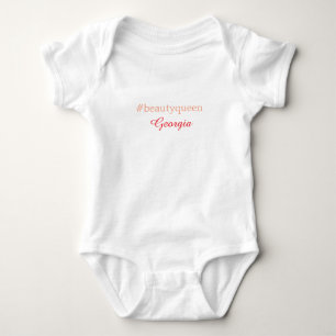 Schönheitsköniginhashtag hellrot Name Mädchen Boss Baby Strampler