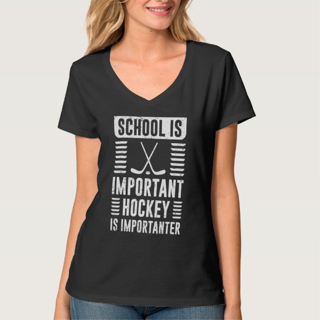 School Is Important But Hockey Is Importanter T-Shirt (Vorderseite)