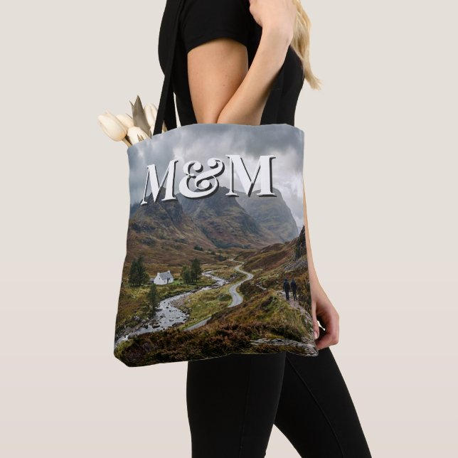 Schottische Highlands-Ästhetik, Monogramm Modern (Von Nahem)