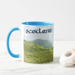 Schottische Kalligrafie mit den Highlands Mountain Tasse