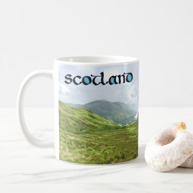 Schottische Kalligraphie mit Highlands Mountain Fo Tasse (Mit Donut)