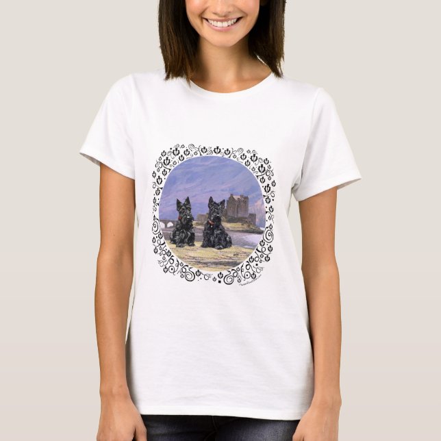 Schottische Terrier auf der Burg Eilean Donan T-Shirt (Vorderseite)