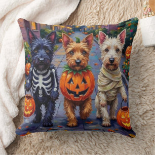 Schottische Terrier-Hunde in Halloween-Kostümen Kissen