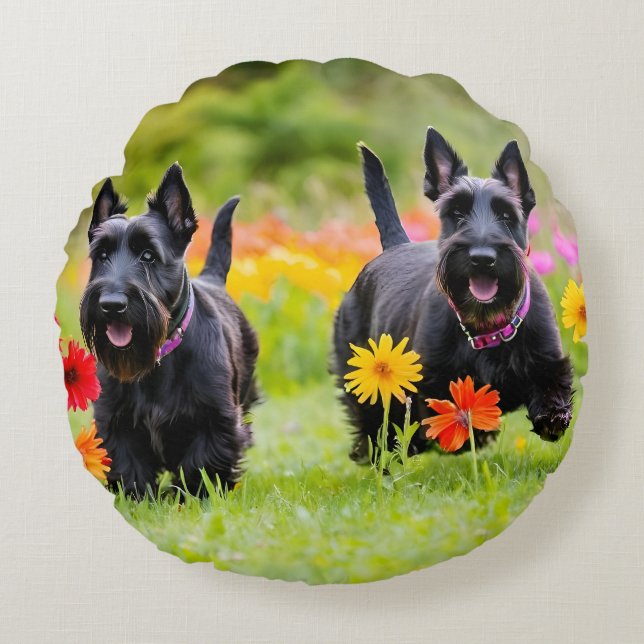 Schottische Terrier in Gras und Blume Rundes Kissen (Vorderseite)