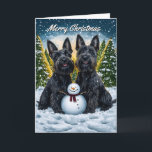 Schottische Terrier und Snowman Weihnachten Karte<br><div class="desc">Mit dieser bezaubernden Weihnachtskarte mit zwei bezaubernden schottischen Terrier, die stolz neben einem fröhlichen Schneemann in einem schneebedeckten Winterwunderland sitzen, können Sie sich gemütliche Urlaubswünsche gönnen. Hinter den schottischen Terriers erstrahlen die sonnigen Sets hinter schneebedeckten Bäumen und ein goldenes Glühen den Himmel und schaffen eine friedliche und festliche Atmosphäre. Die...</div>