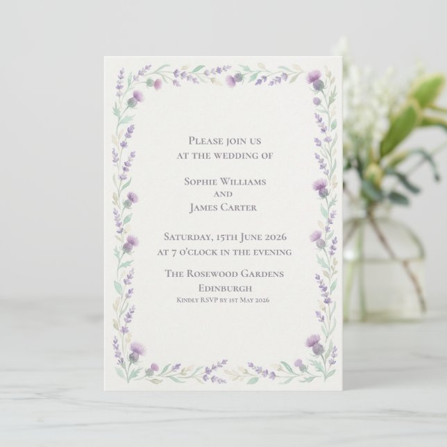 Schottischer Distel-Lavendel-Kranzrahmen-Hochzeit Einladung (Stehend Vorderseite)