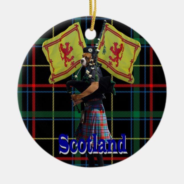 Schottischer Pfeifer auf Tartan Keramikornament (Vorne)