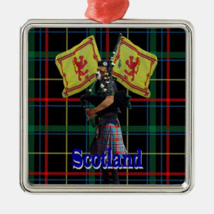 Schottischer Piper auf Tartan Ornament Aus Metall