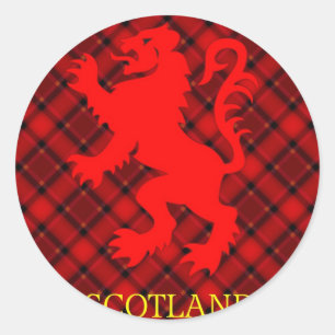 Schottischer roter Löwe zügellos auf Tartan Runder Aufkleber