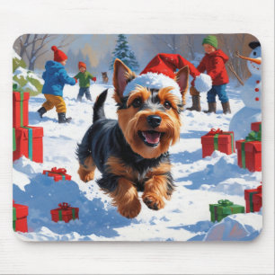 Schottischer Terrier läuft durch Schnee mit Weihna Mousepad