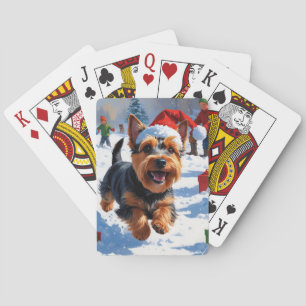 Schottischer Terrier läuft durch Schnee mit Weihna Spielkarten