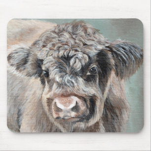 Schottisches Highland-Kalb auf grünem Grund Mousepad