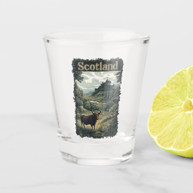 Schottland-Design: Hochland-Kuh, Burg und Landscha Schnapsglas (Vorderseite)